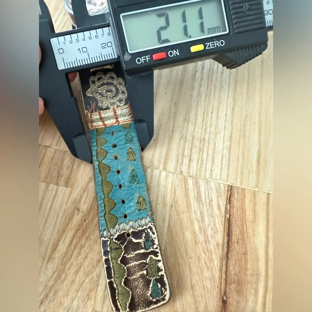 Vintage Fossil ladies wide distressed leather strap NEW BATTERY
